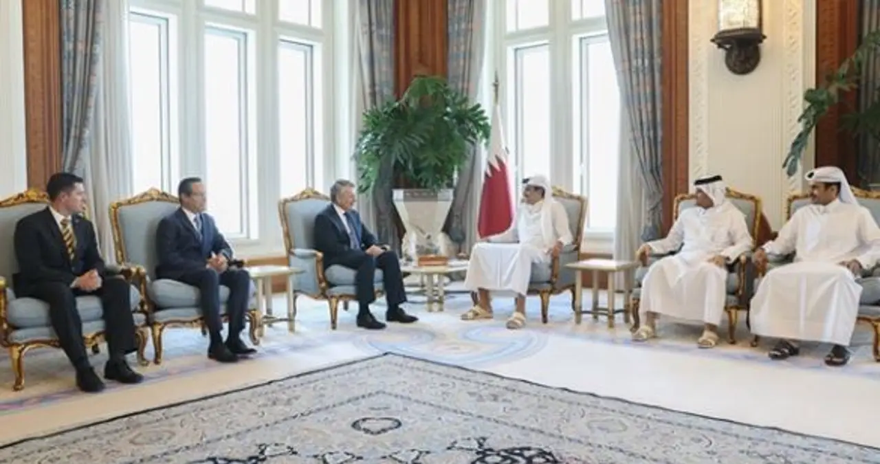 His Highness the Amir Sheikh Tamim meets the CEO of Shell